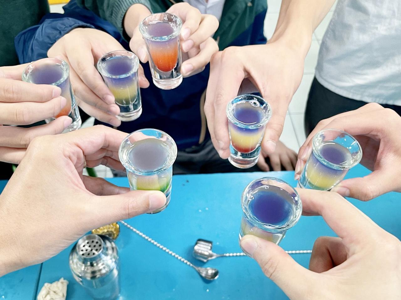  同學精心沖調口味獨特的無酒精飲料