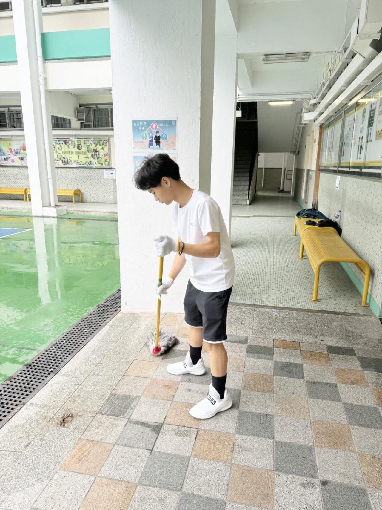 同學進行「影子工友」活動，體驗工友日常的的工作