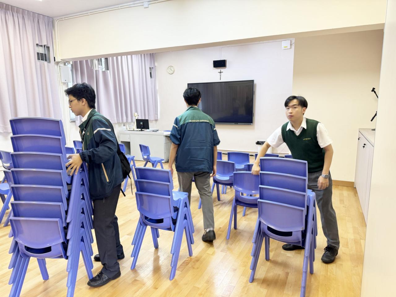 同學進行「影子工友」活動，瞭解工友在日常工作的辛勞和付出