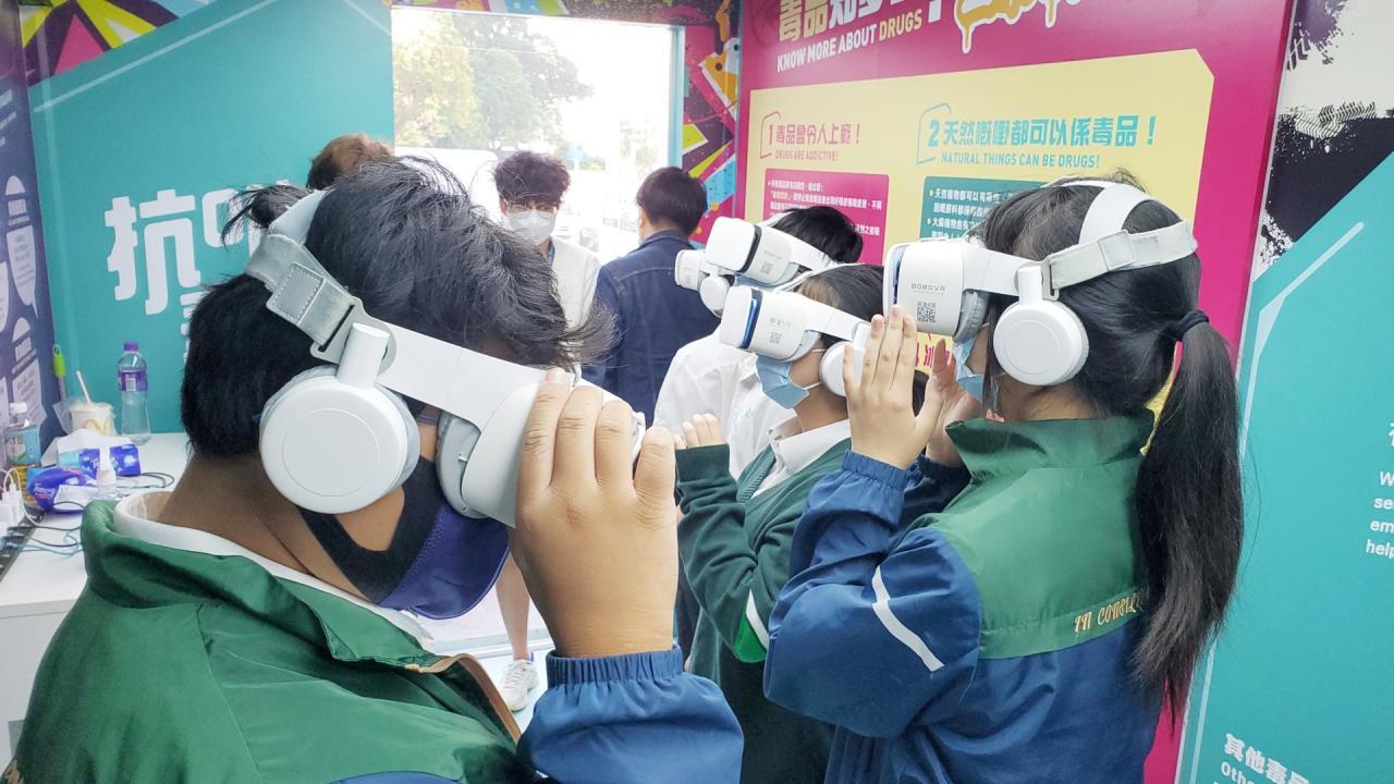 同學透過VR(虛擬實境)感受毒品對身體的影響 