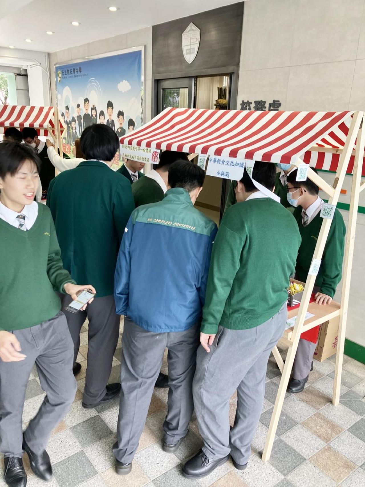 同學正在參加八大菜系急口令