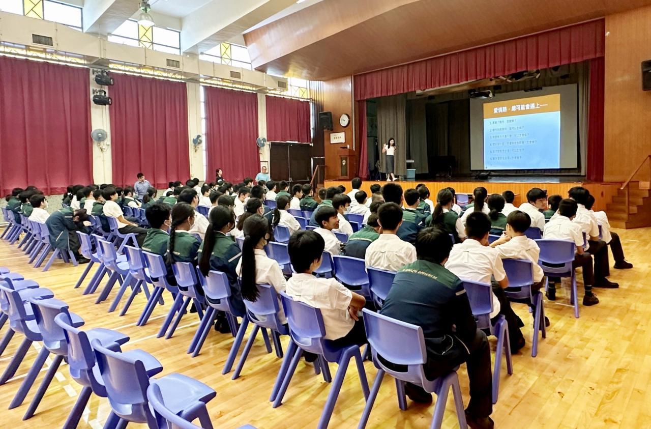 全體同學都專注聆聽講者的分享。