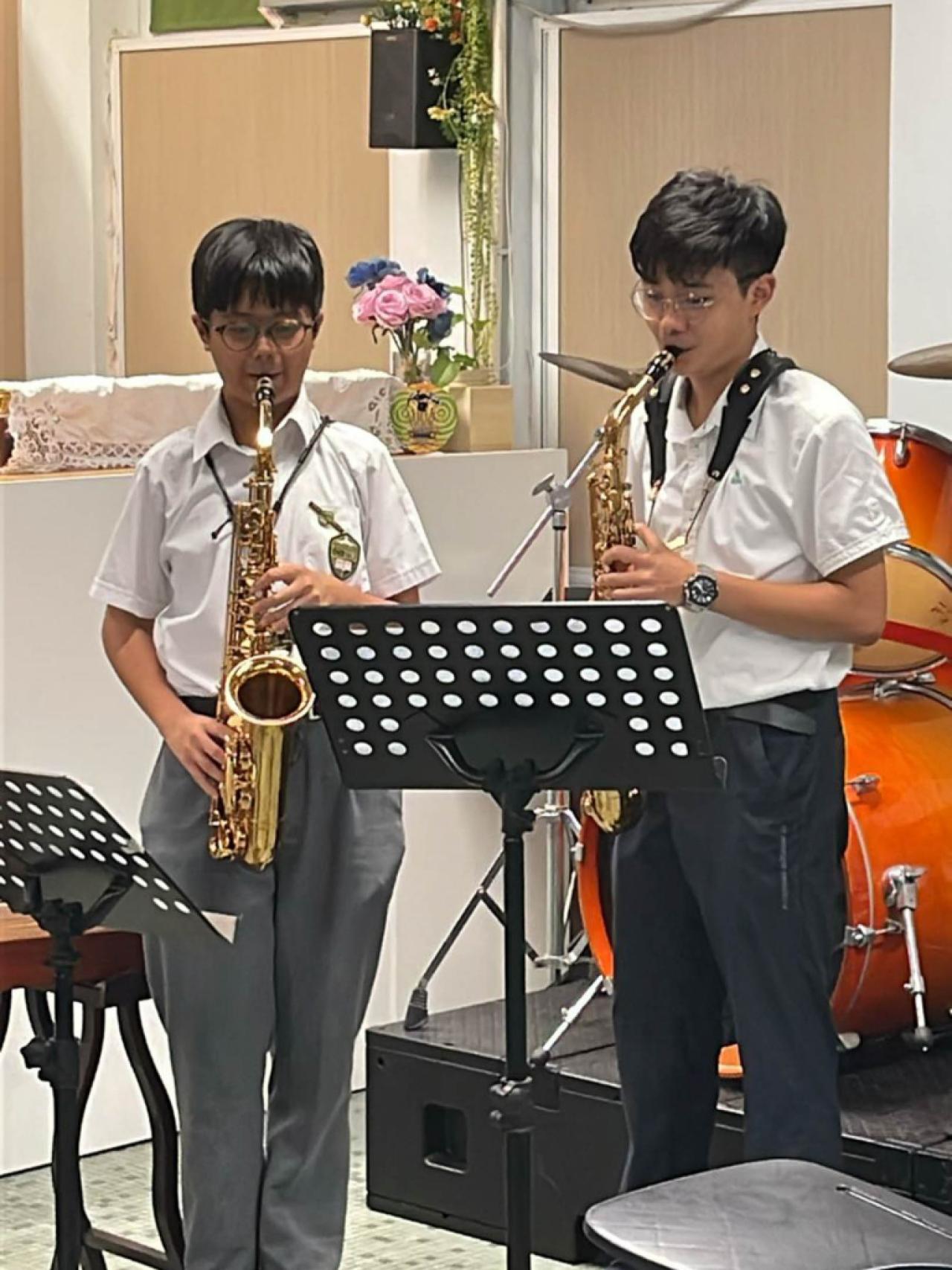 同學在音樂室練習色士風