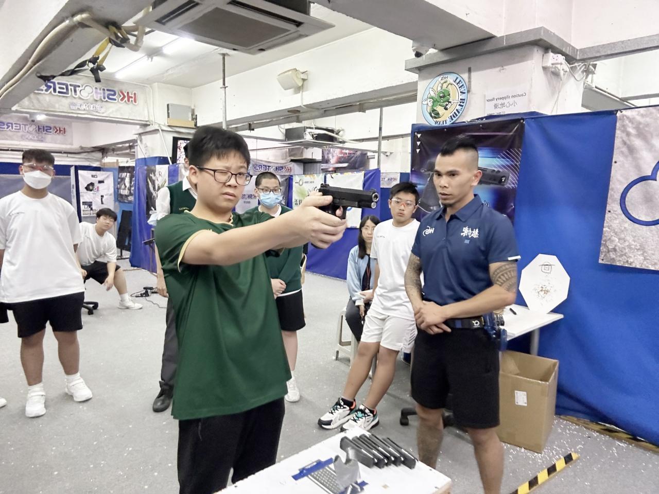 在教練指導下，同學的鎗法進步神速