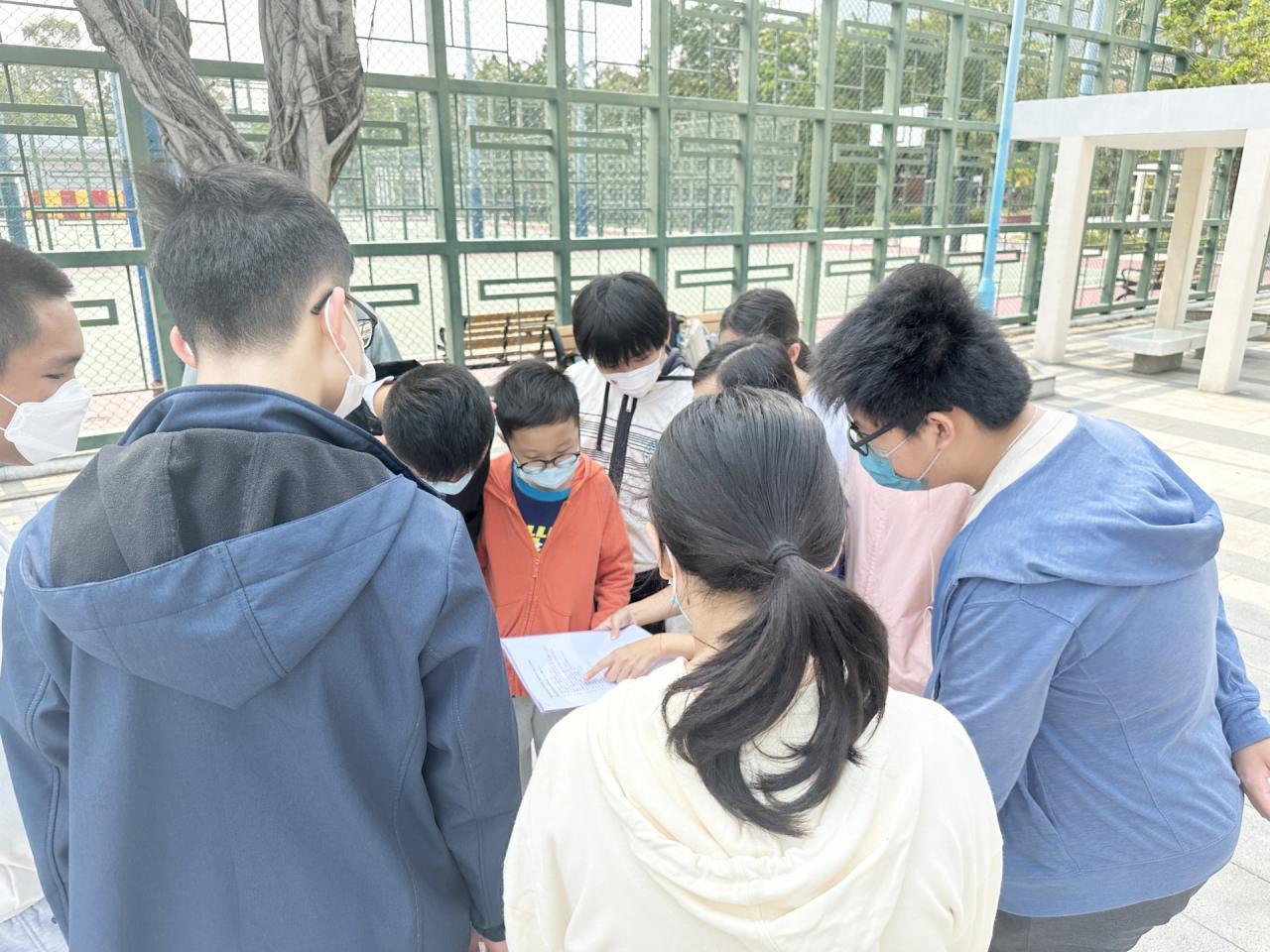 啟航前，大家都留心聽從教練的指導。