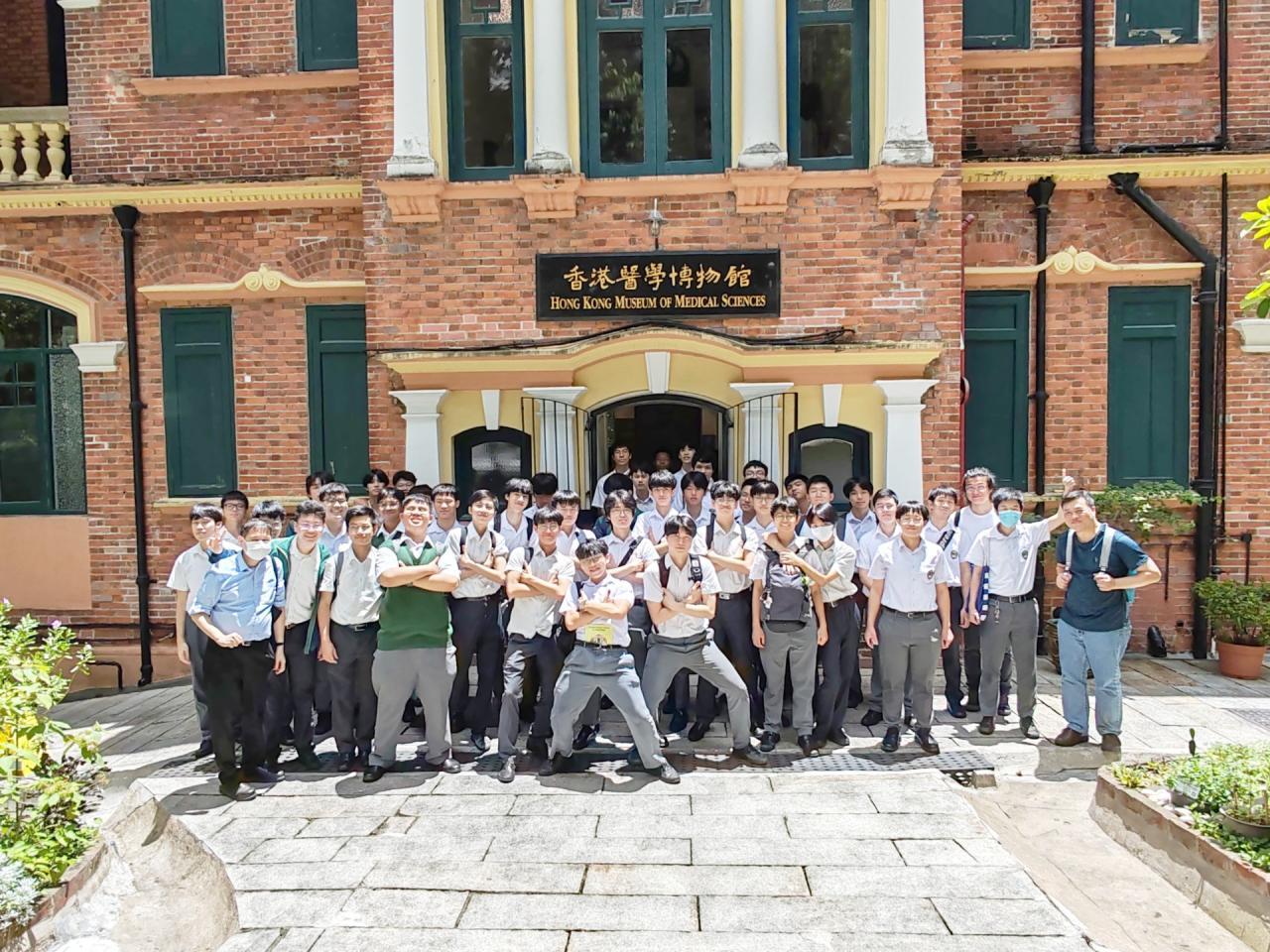 在香港醫學博物館正門的大合照
