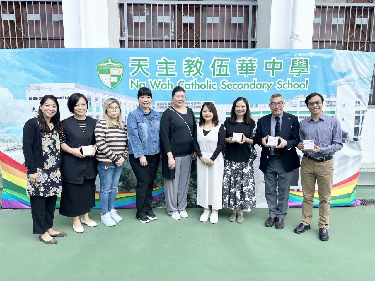 家教會委員與校長及三位副校長拍照留念