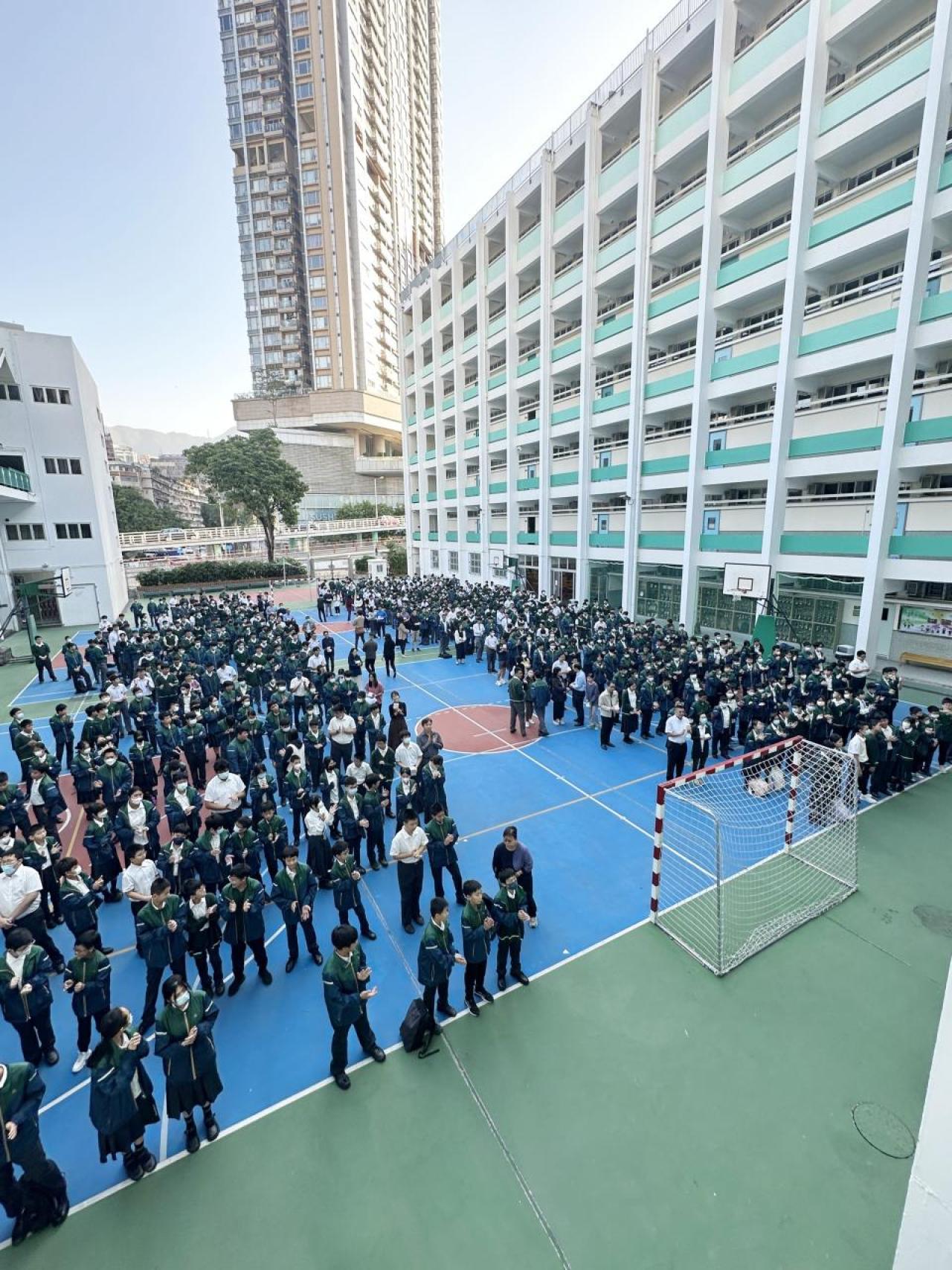 班長們代表致送禮物,同學們拍掌答謝老師們的付出