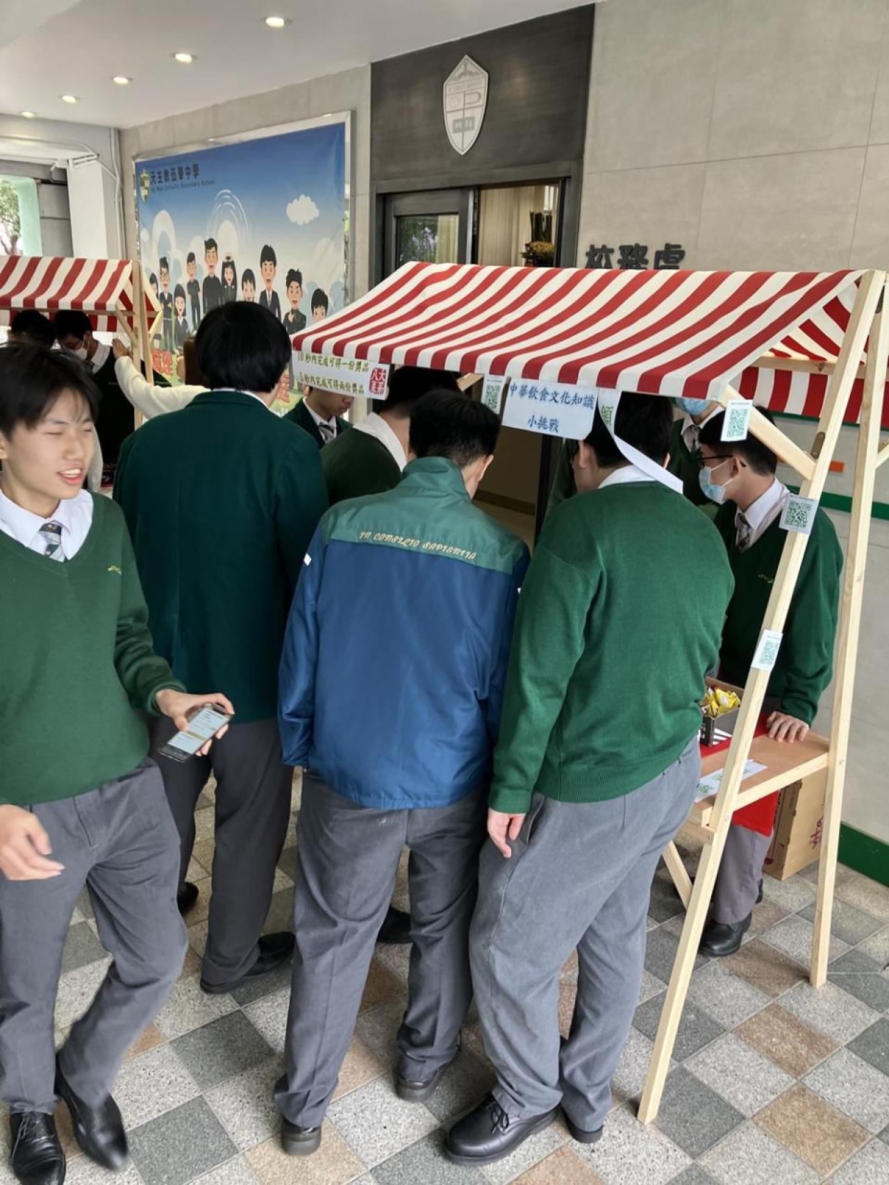 同學正在參加八大菜系急口令