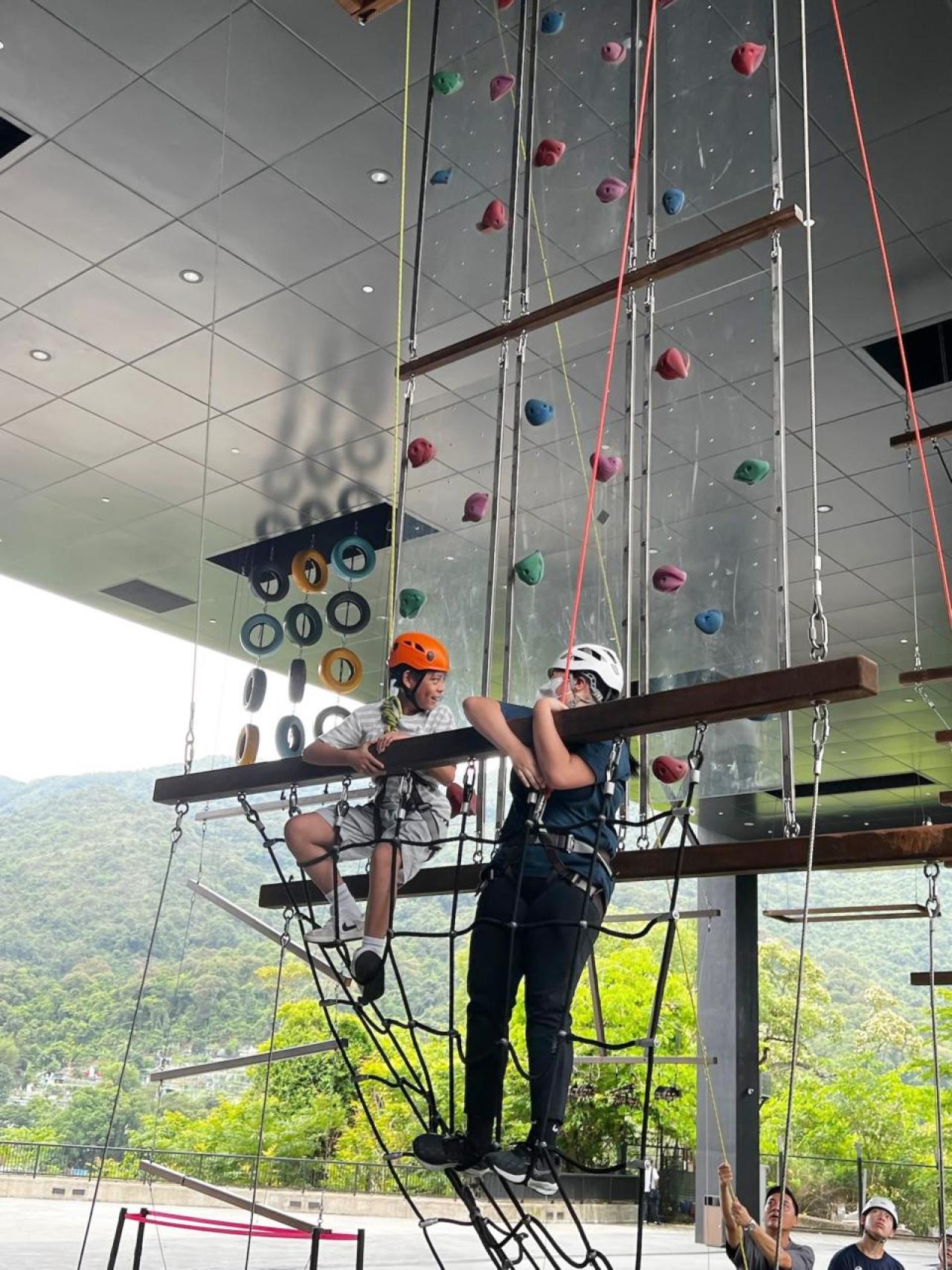 克服畏高、合力爬上高空，欣賞美景