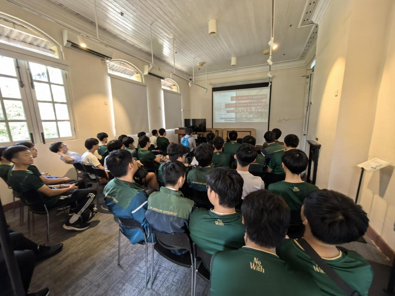 在香港醫學博物館內聽講座