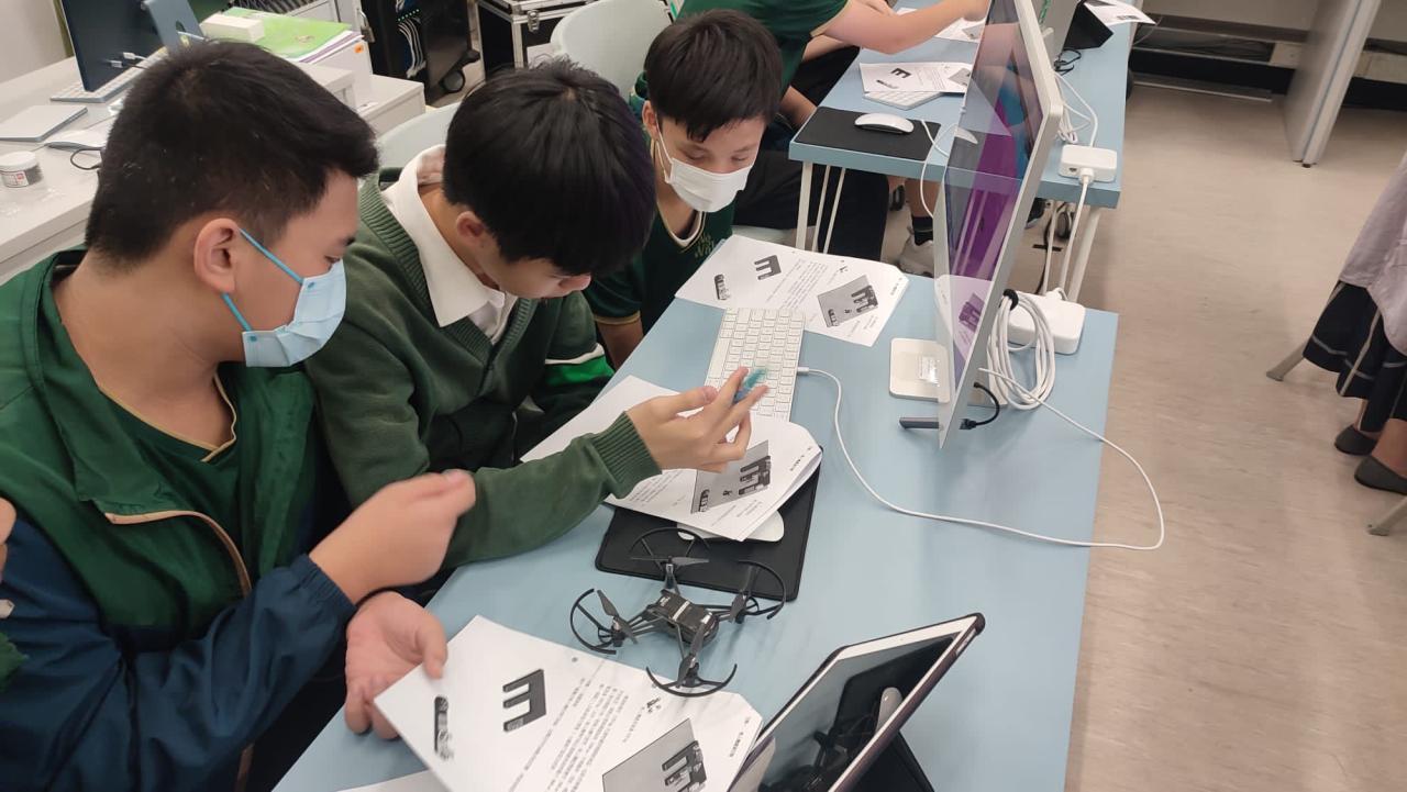 同學正為無人機任務進行規劃及編程。