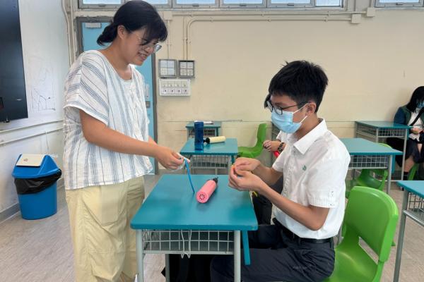 圖四：學生參與「汽球紮作工作坊」。